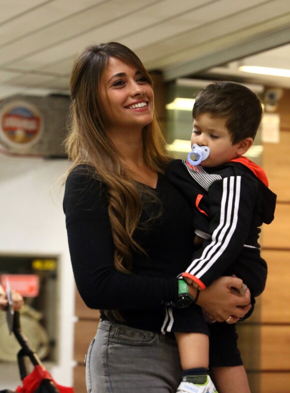 Antonella Roccuzzo, la compagne de Lionel Messi, rentre en Argentine avec leur fils Thiago après avoir rendu visite à son amoureux à Belo Horizonte au Brésil, le 22 juin 2014.  