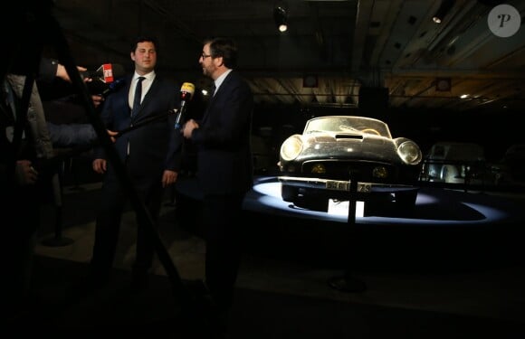 Pierre Novikoff et Matthieu Lamoure devant l'ancienne Ferrari qui appartenait à Alain Delon entre 1963 et 1965, une Ferrari 250 GT SWB California Spider de 1961 estimée entre 9 500 000 – 12 000 000 € - Artcurial a découvert 60 automobiles de la collection Baillon qui seront vendues aux enchères lors du salon Rétromobile à Paris le 3 février 2015.