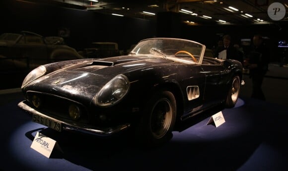L'ancienne Ferrari qui appartenait à Alain Delon entre 1963 et 1965, une Ferrari 250 GT SWB California Spider de 1961 estimée entre 9 500 000 – 12 000 000 € - Artcurial a découvert 60 automobiles de la collection Baillon qui seront vendues aux enchères lors du salon Rétromobile à Paris le 3 février 2015