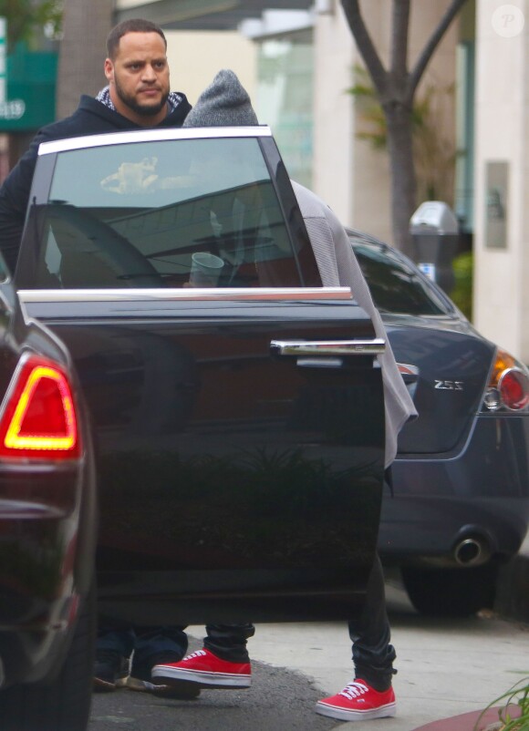 Exclusive - Justin Bieber monte dans sa limousine après un rapide déjeuner le 29 janvier 2015   