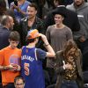 Justin Bieber discute avec le pasteur Jesse Jackson lors du match des New York Knicks à New York, le 29 octobre 2014 