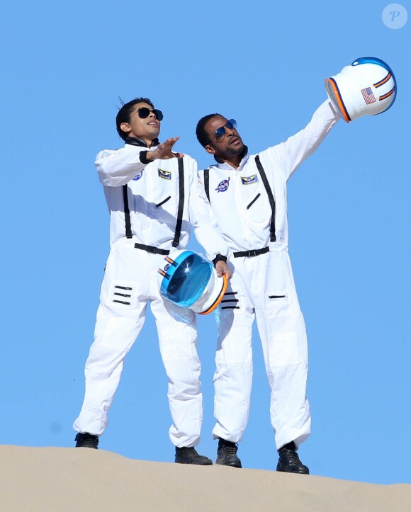 Exclusif - Stomy Bugsy et B. Howard, le prétendu fils caché de Michael Jackson, sur le tournage du clip de leur chanson "I'm Fly" dans le désert du Nevada le 23 décembre 2014.