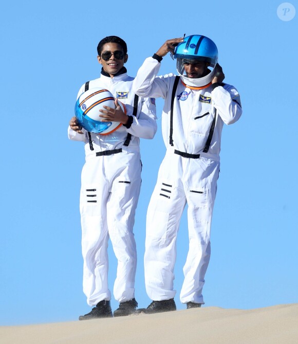 Exclusif - Stomy Bugsy et Brandon Howard, le prétendu fils caché de Michael Jackson, sur le tournage du clip de leur chanson "I'm Fly" dans le désert du Nevada le 23 décembre 2014.