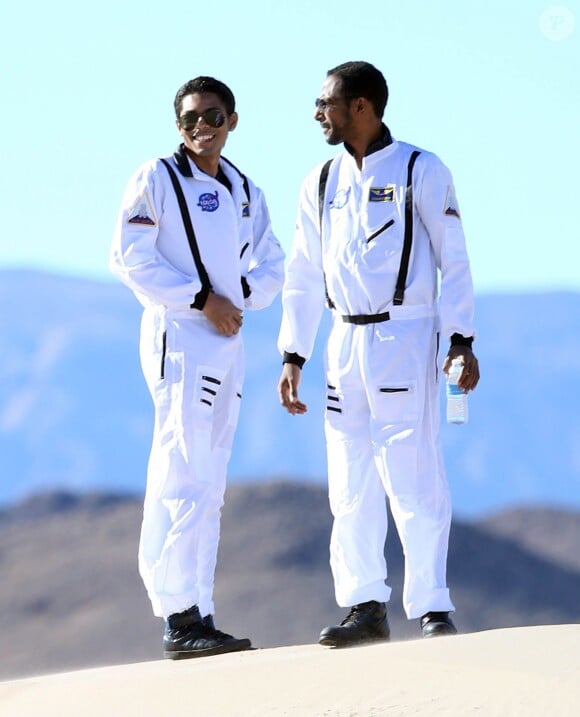 Exclusif - Stomy Bugsy et Brandon Howard, le prétendu fils caché de Michael Jackson, sur le tournage du clip de leur chanson "I'm Fly" dans le désert du Nevada le 23 décembre 2014.