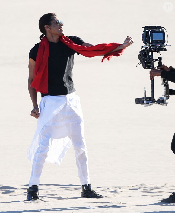 Exclusif - Stomy Bugsy et Brandon Howard, le prétendu fils caché de Michael Jackson, sur le tournage du clip de leur chanson "I'm Fly" dans le désert du Nevada le 23 décembre 2014.