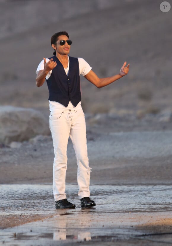 Exclusif - Stomy Bugsy et Brandon Howard, le prétendu fils caché de Michael Jackson, sur le tournage du clip de leur chanson "I'm Fly" dans le désert du Nevada le 23 décembre 2014.