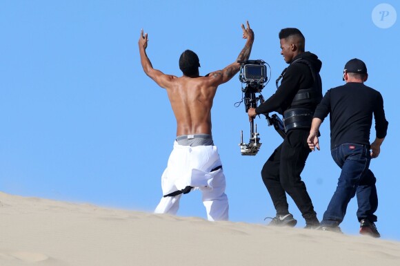 Exclusif - Stomy Bugsy et Brandon Howard, le prétendu fils caché de Michael Jackson, sur le tournage du clip de leur chanson "I'm Fly" dans le désert du Nevada le 23 décembre 2014.