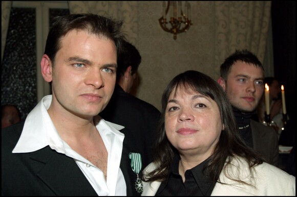 Clovic Cornillac et sa mère Myriam Boyer, en février 2005 à Paris.