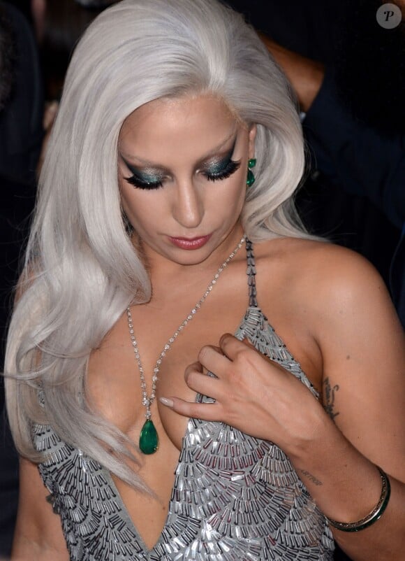 Lady Gaga réajuste le décolleté de sa robe argentée Brandon Maxwell lors des 57e Grammy Awards au Staples Center. Los Angeles, le 8 février 2015.