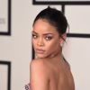 Rihanna assiste aux 57e Grammy Awards au Staples Center, habillée d'une robe haute couture Giambattista Valli (collection printemps-été 2015). Los Angeles, le 8 février 2015.