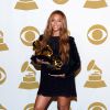 Beyoncé pose avec ses 3 Grammys dans la salle média des 57e Grammy Awards, habillée d'une robe à franges Balmain (pré-collection automne 2015). Los Angeles, le 8 février 2015.