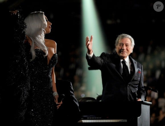 Lady Gaga (habillée d'une deuxième robe Brandon Maxwell) et Tony Bennett se produisent sur la scène du Staples Center lors des 57e Grammy Awards. Los Angeles, le 8 février 2015.