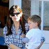 Jennifer Garner se rend au Brentwood Country Mart avec son fils Samuel, à Brentwood, le 10 février 2015. 