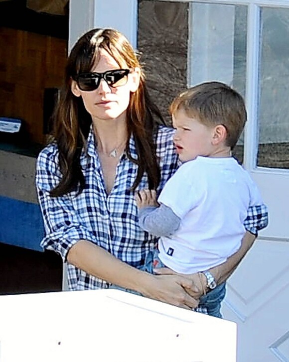 Jennifer Garner se rend au Brentwood Country Mart avec son fils Samuel, à Brentwood, le 10 février 2015. 