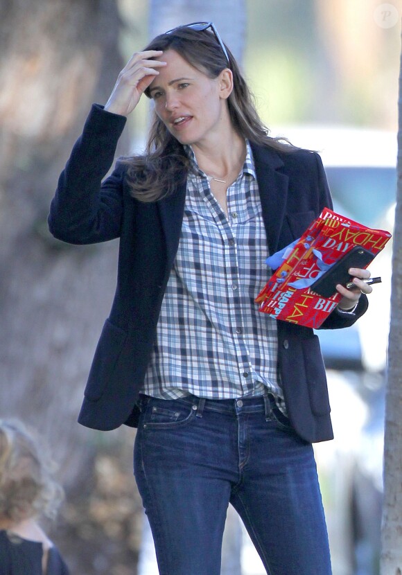 Jennifer Garner sort d'une fête d'anniversaire avec une amie à Brentwood, le 10 février 2015. 