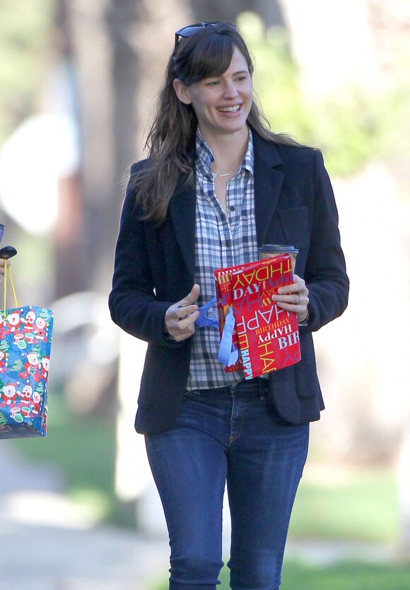 Jennifer Garner sort d'une fête d'anniversaire avec une amie à Brentwood, le 10 février 2015. 