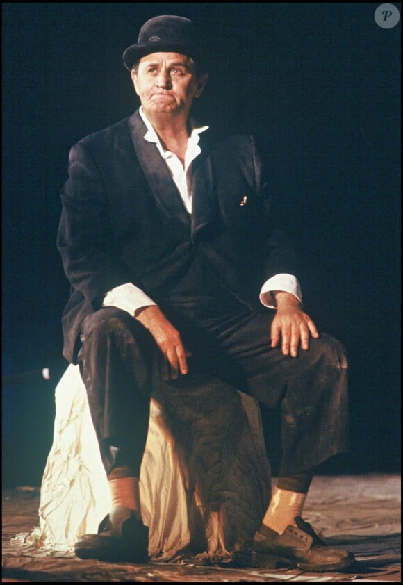 ARCHIVES - ROGER HANIN JOUE LA PIECE "EN ATTENDANT GODOT" SUR LA SCENE DU FESTIVAL DE THEATRE D' ANJOU 04/07/1988 - 