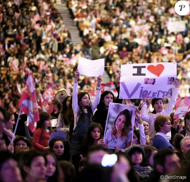 Violetta Martina Stoessel Declenche La Folie Chez Ses Fans A Lyon Purepeople