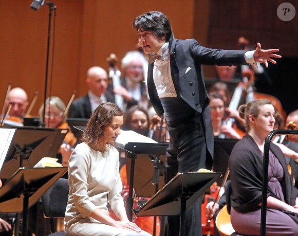 Exclusif - Marion Cotillard sur scène pour un spectacle musical unique avec l'Orchestre philharmonique à l'auditorium Rainer III à Monaco le 8 février 2015.