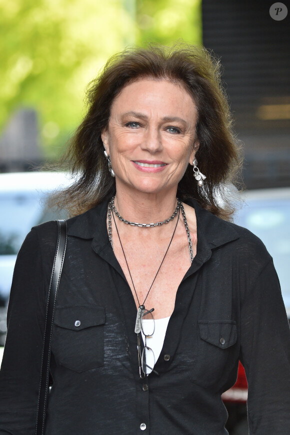 Jacqueline Bisset quitte des studios à Londres le 4 août 2014. 