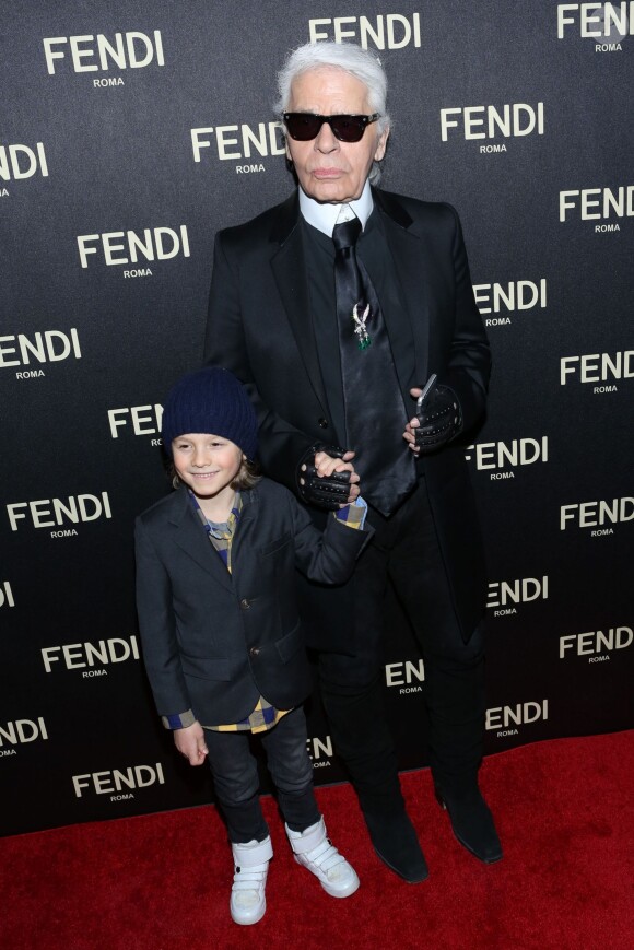 Karl Lagerfeld et son filleul Hudson Kroenig assistent à l'inauguration de la nouvelle boutique Fendi sur Madison Avenue. New York, le 13 février 2015.