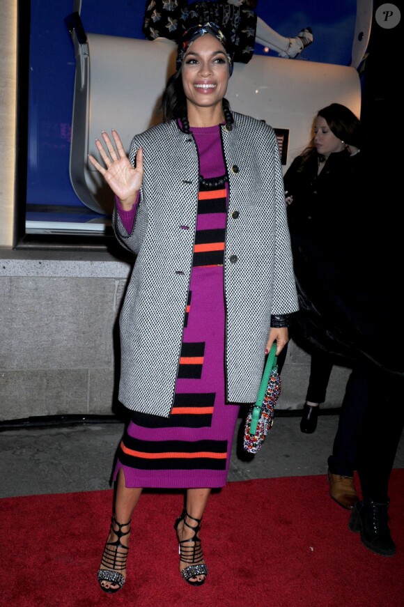 Rosario Dawson arrive à la nouvelle boutique Fendi sur Madison Avenue, pour sa soirée d'inauguration. New York, le 13 février 2015.