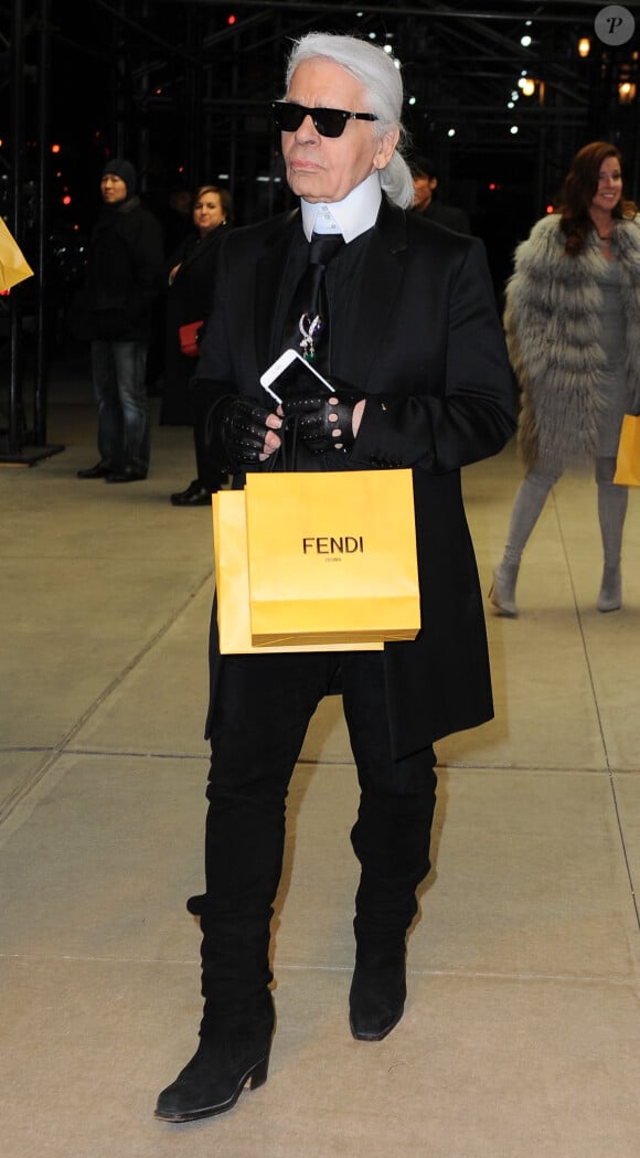 Karl Lagerfeld quitte la nouvelle boutique Fendi sur Madison Avenue, à l'issue de sa soirée d'inauguration. New York, le 13 février 2015.