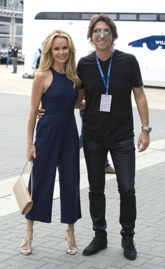 Amanda Holden et son mari Chris Hughes lors du Grand Prix de Formule 1 de Silverstone, le 6 juillet 2014. 