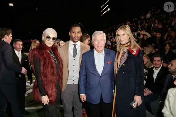 Rita Ora, Victor Cruz, Robert Kraft et Dee Hilfiger assistent au défilé Tommy Hilfiger automne-hiver 2015-2016 à la Park Avenue Armory. New York, le 16 février 2015.