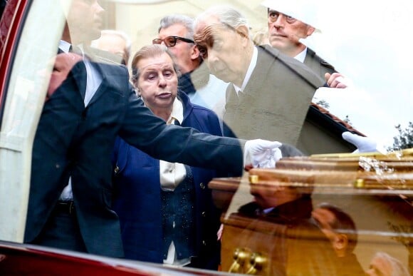Charles Pasqua et sa femme Jeanne Joly - Charles Pasqua a assisté aux obsèques de son fils Pierre-Philippe en l'église Notre-Dame des Chênes, dans sa ville natale de Grasse le 17 février 2015.