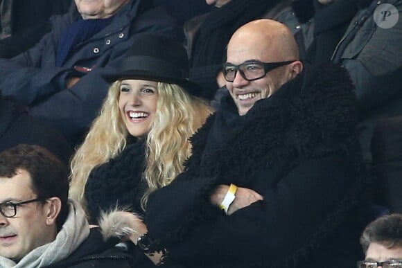 Pascal Obispo et sa compagne Julie Hantson lors du match de ligue de champions entre le PSG et Chelsea, au Parc des Princes à Paris le 17 février 20152015.17/02/2015 - Paris