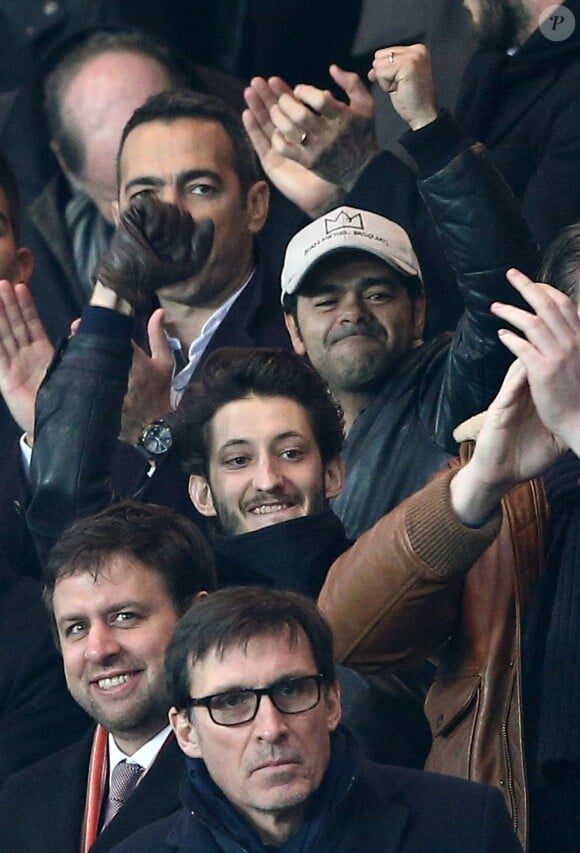 Youri Djorkaeff, Jamel Debbouze et Pierre Niney lors du match de ligue de champions entre le PSG et Chelsea, au Parc des Princes à Paris le 17 février 2015
