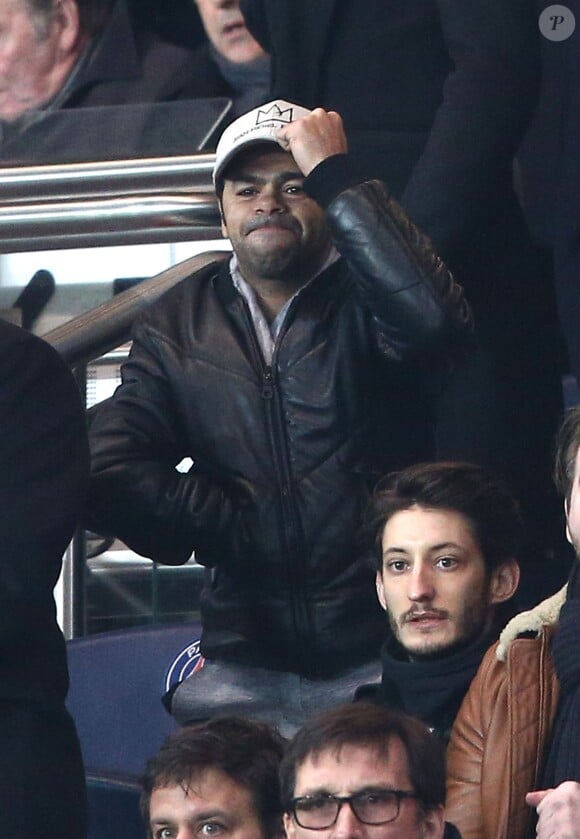 Jamel Debbouze et Pierre Niney lors du match de ligue de champions entre le PSG et Chelsea, au Parc des Princes à Paris le 17 février 2015