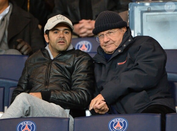 Jamel Debbouze et Marc Ladreit de la Charrière lors du match de ligue de champions entre le PSG et Chelsea, au Parc des Princes à Paris le 17 février 2015