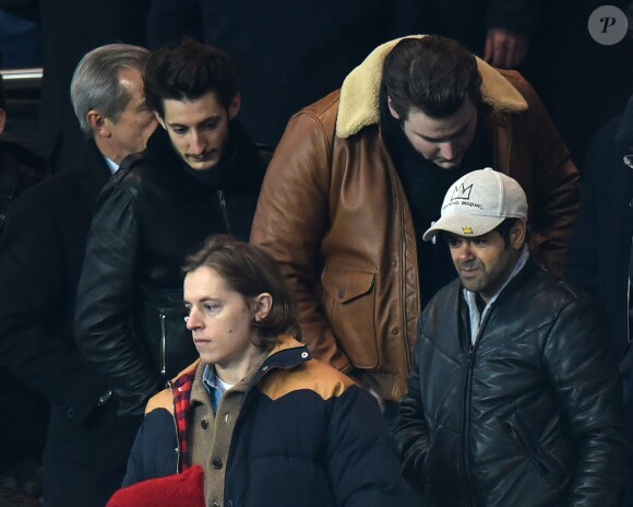 Pierre Niney, Jamel Debbouze et Pierre Sarkozy lors du match de ligue de champions entre le PSG et Chelsea, au Parc des Princes à Paris le 17 février 2015