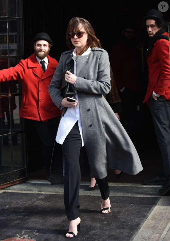 Dakota Johnson quitte The Bowery Hotel à New York. Le 18 février 2015.