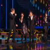 Emji, Martial, Mathieu, Micka et Pauline chantent Time for a change sur le plateau de Nouvelle Star, sur D8, le 19 février 2015