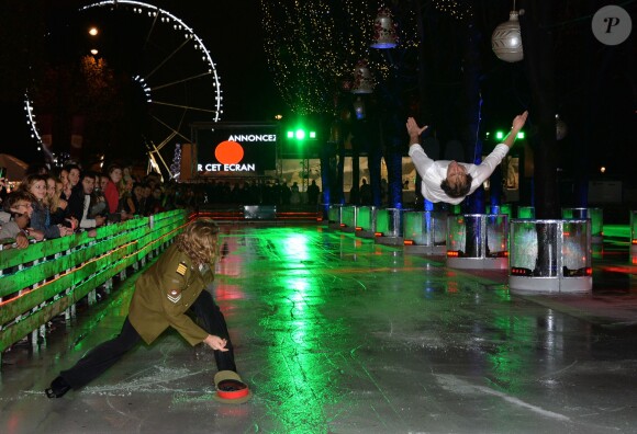 Philippe Candeloro et Gwendal Peizerat lors de l'inauguration du marché de Noël 2014 sur les Champs-Elysées à Paris, le 14 novembre 2014