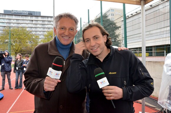 Philippe Candeloro et Nelson Monfort lors du match de foot entre Radio France et France Télévision au stade Emile Antoine de Paris, le 3 décembre 2011