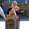 Hilary Duff fait du shopping avec son fils Luca (qui se met les doigts dans le nez devant les photographes!) à Studio City, le 19 février 2015.  