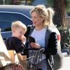 Hilary Duff fait du shopping avec son fils Luca (qui se met les doigts dans le nez devant les photographes!) à Studio City, le 19 février 2015.  