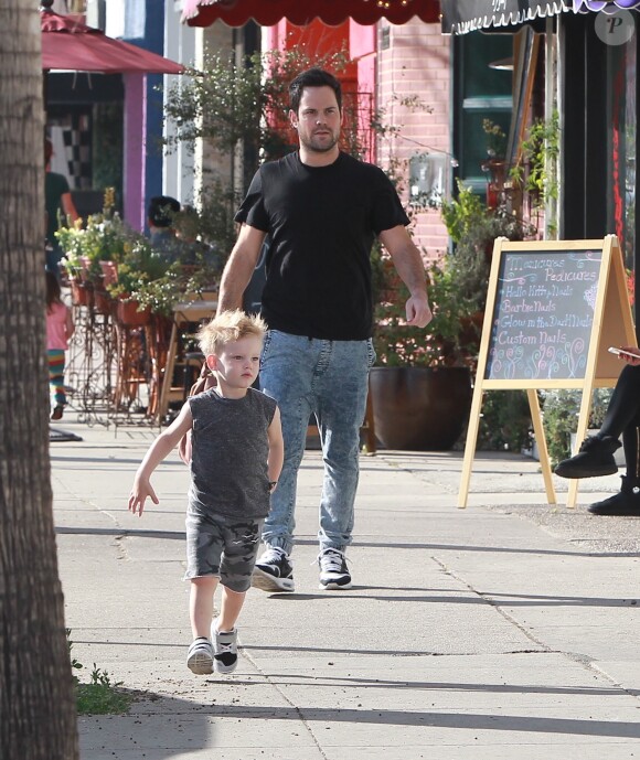 Hilary Duff, son mari Mike Comrie et leur fils Luca dans les rues de Studio City, le 18 février 2015. 