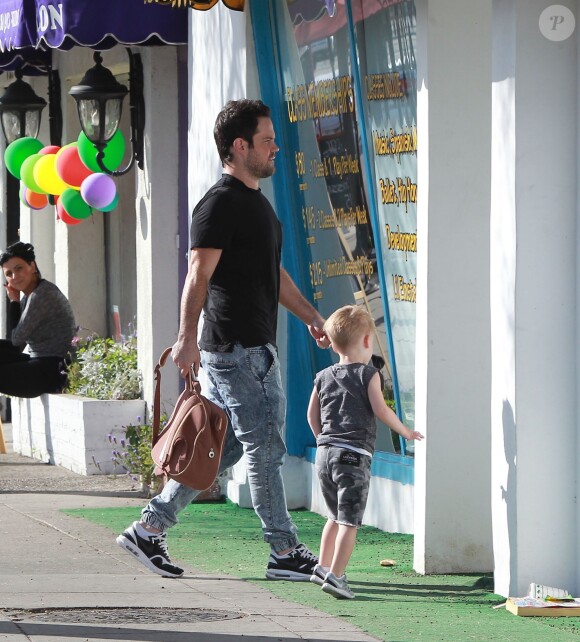 Hilary Duff, son mari Mike Comrie et leur fils Luca dans les rues de Studio City, le 18 février 2015.  