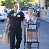Hilary Duff emmène son fils Luca faire du shopping chez Ralph's le jour de la Saint-Valentin à Beverly Hills, le 14 février 2015.  