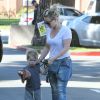 Hilary Duff emmène son fils Luca faire du shopping chez Ralph's le jour de la Saint-Valentin à Beverly Hills, le 14 février 2015.  