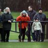 David Beckham, avec son fils Cruz et son père David Edward Alan "Ted" Beckham assiste au match de son fils Romeo avec les jeunes d'Arsenal lors d'un match face à Liverpool, le 19 février 2015