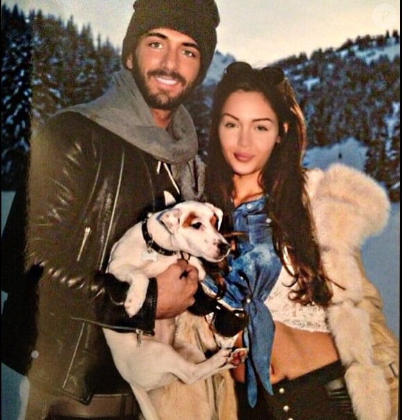 Nabilla, sans make-up, Thomas Vergara et leur chien Tito Benattia à Courchevel en mars 2014