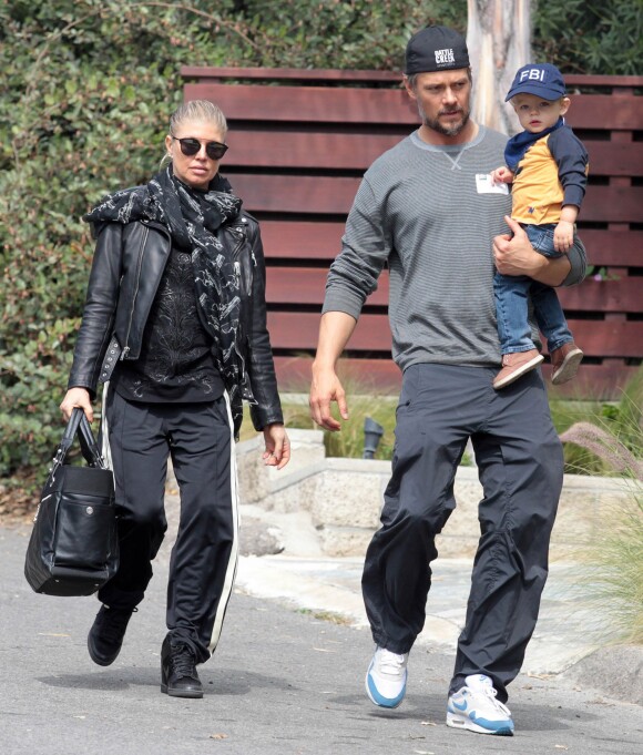 Fergie et son mari Josh Duhamel se promènent avec leur fils Axl à Brentwood, le 20 février 2015