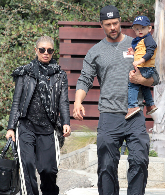 Fergie et son mari Josh Duhamel se promènent avec leur adorable fils Axl à Brentwood, le 20 février 2015