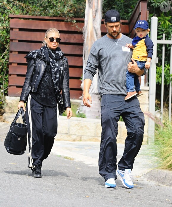 Fergie et son mari Josh Duhamel se promènent avec leur fils Axl à Brentwood, le 20 février 2015 